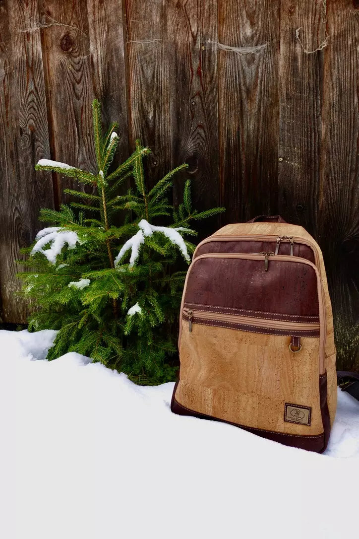 Nachhaltiger Rucksack von Korkmaier steht im Schnee