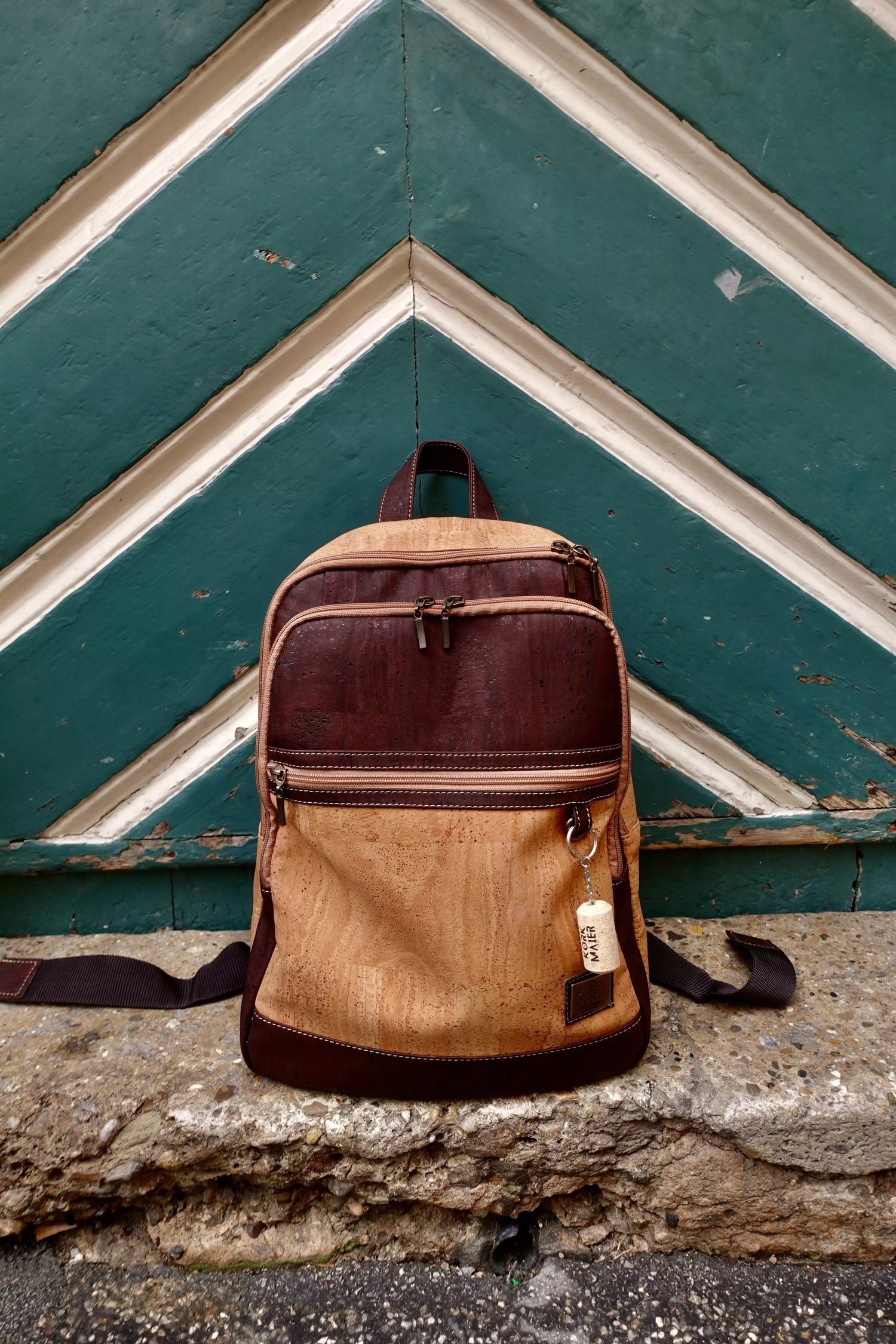 Korkmaier Kork-Rucksack steht am Boden