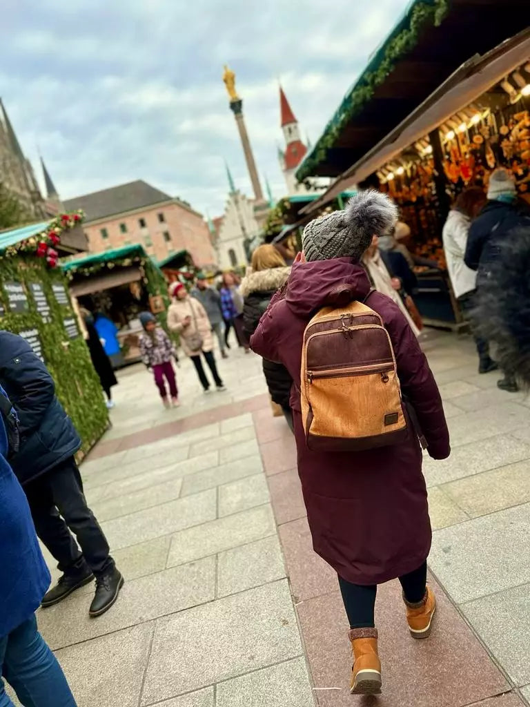 Frau trägt Korkmaier Rucksack im Alltag